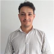 Profesor de primaria imparte clases de lengua a alumnos entre 1ro y 7mo grado